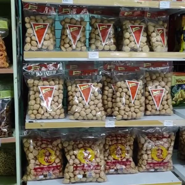 Rak kerupuk tenggiri Mr. Mackarel di Toko Mr. Mackarel, Jl. Lingkar Selatan Cilacap